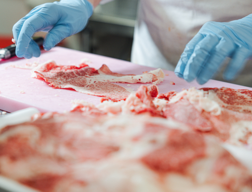 肉本来の旨みを引き出すために”肉を磨く”