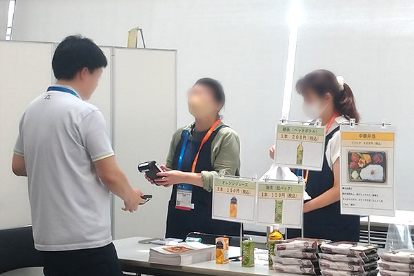 イベントでお弁当を販売してカード決済をしている様子
