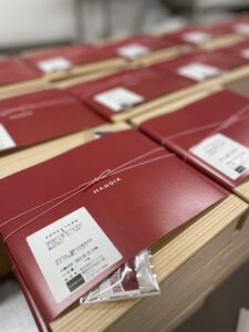 弁当を盛り込みして保冷バッグにいれる風景