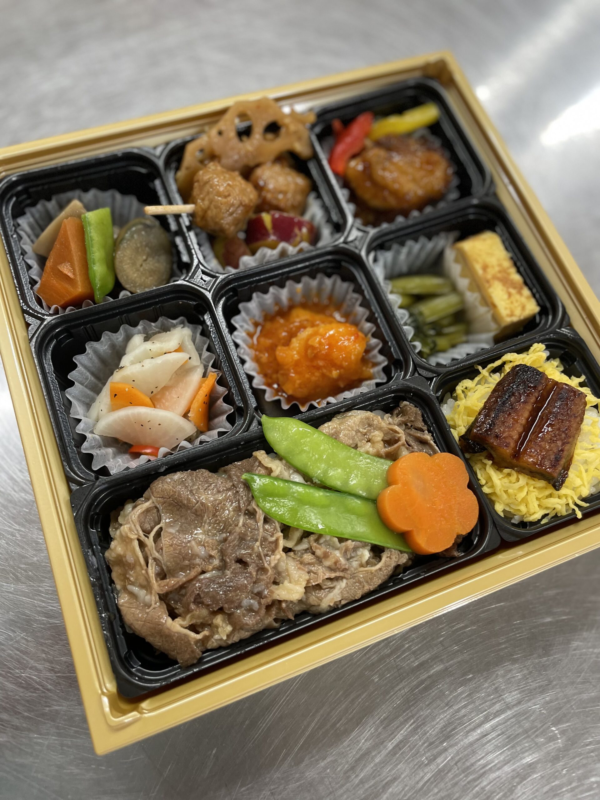牛すきやきとうなぎ御膳の製造風景