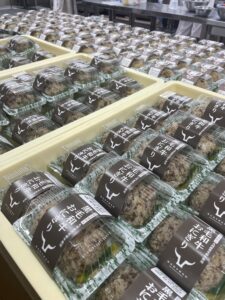 同じく黒毛和牛おにぎりと日田天領とりめしを製造している様子
