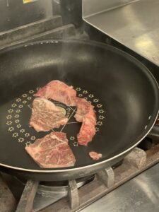 フライパンで試食をしている様子