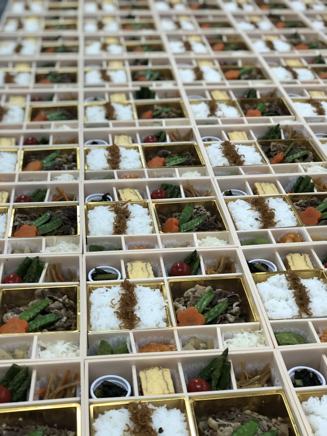 お弁当の盛り付けを詰め込んだ様子