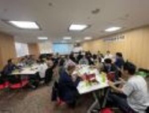 研修での弁当をめしあがっている様子