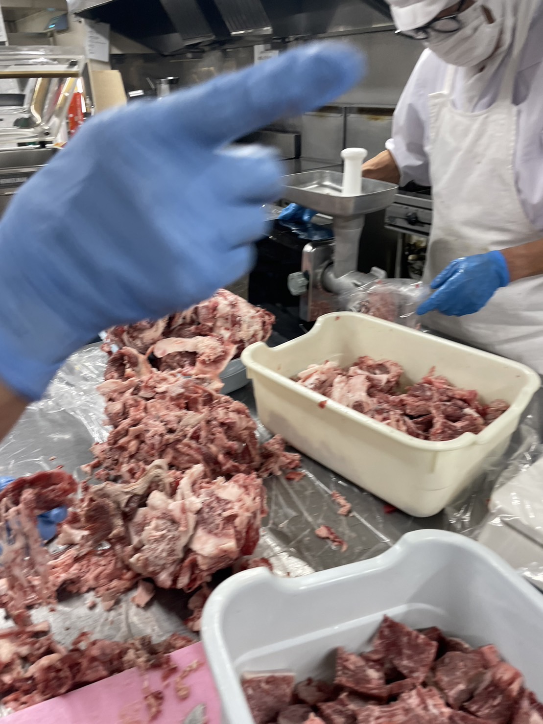 黒毛和牛の切り落としの肉を磨いてミンチにしている様子