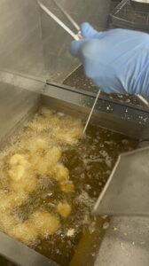 フライヤーでエビの中心温度を計測している様子
