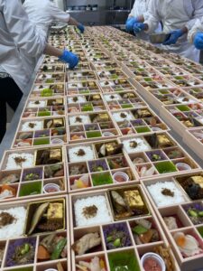 幕ノ内弁当の画像を撮影している様子