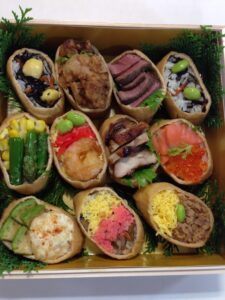 ご馳走の具材をのせたトッピングいなりの画像