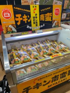 冷凍チキン南蛮が冷凍ケースで販売している様子