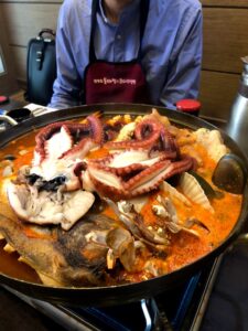 韓国で魚の辛鍋を現地の方と食事している様子