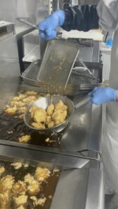 フライヤーからチキン南蛮を取り上げている様子