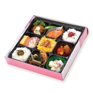 彩9枡弁当 ¥1,080(税込) 鮭の塩焼き、チキン南蛮、小松菜煮、きんぴら蓮根などの彩り良いお弁当です。