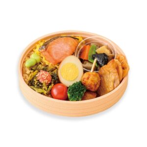 博多よかわっぱ弁当 ¥864(税込) マンジャの新名物! かしわごはんに、がめ煮、鶏の柚子こしょう焼き、明太高菜など博多風のわっぱ弁当です。