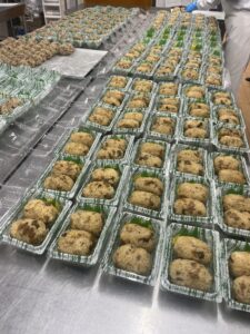大量のおにぎりの製造の様子