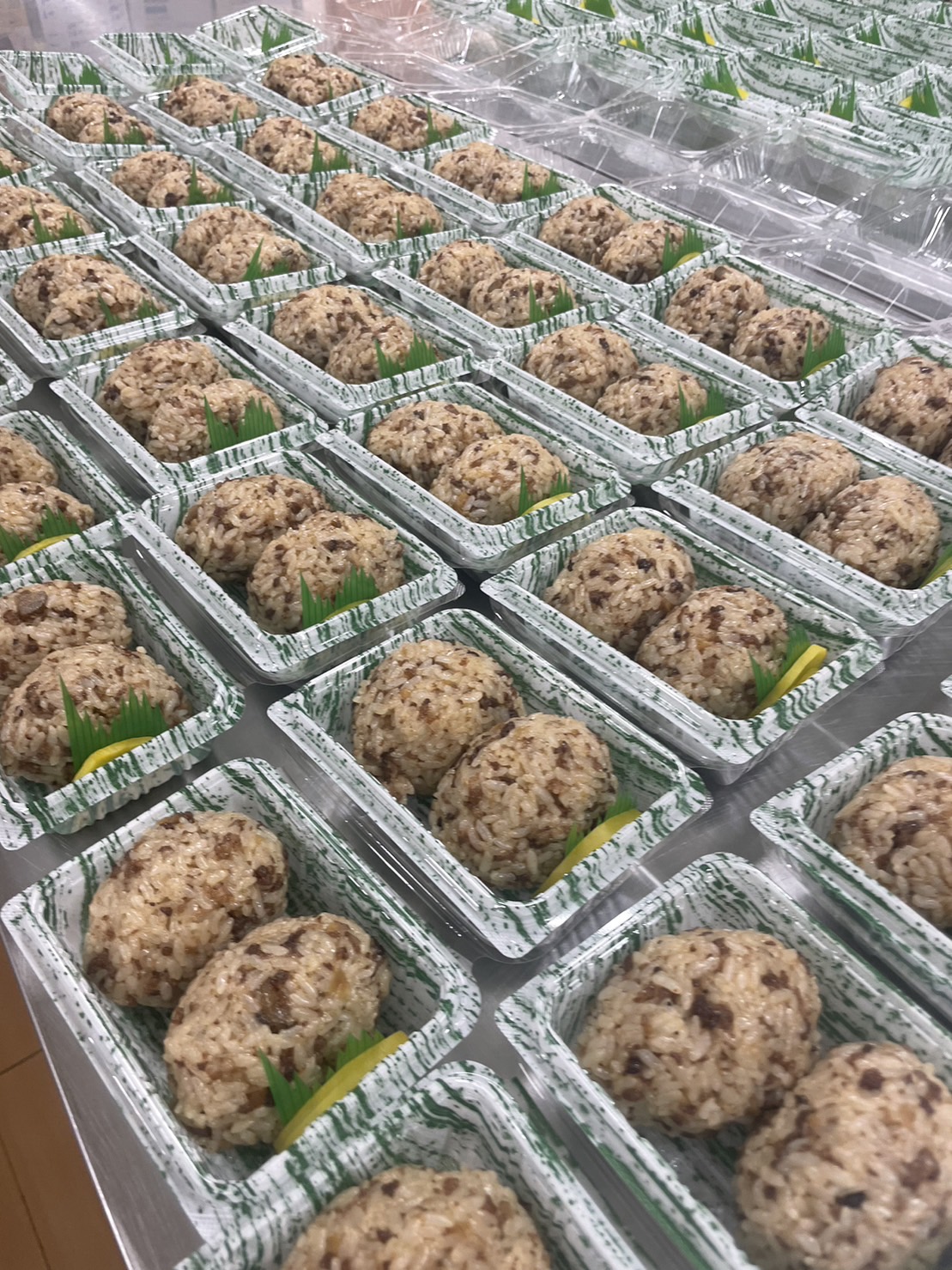 空港で販売している天領鶏めしの画像
