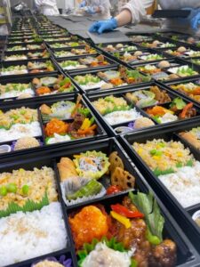 中華弁当の盛り付けの様子