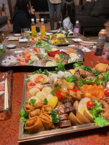 １０人前後で召し上がっているパーティーオードブル